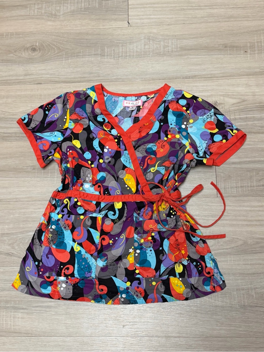 Koi by Kathy Peterson Red Purple Yellow Swirl Print Scrub Top Short Sleeve